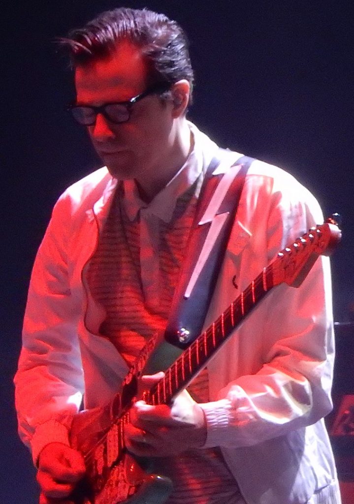 rivers cuomo weezer london singing guitar