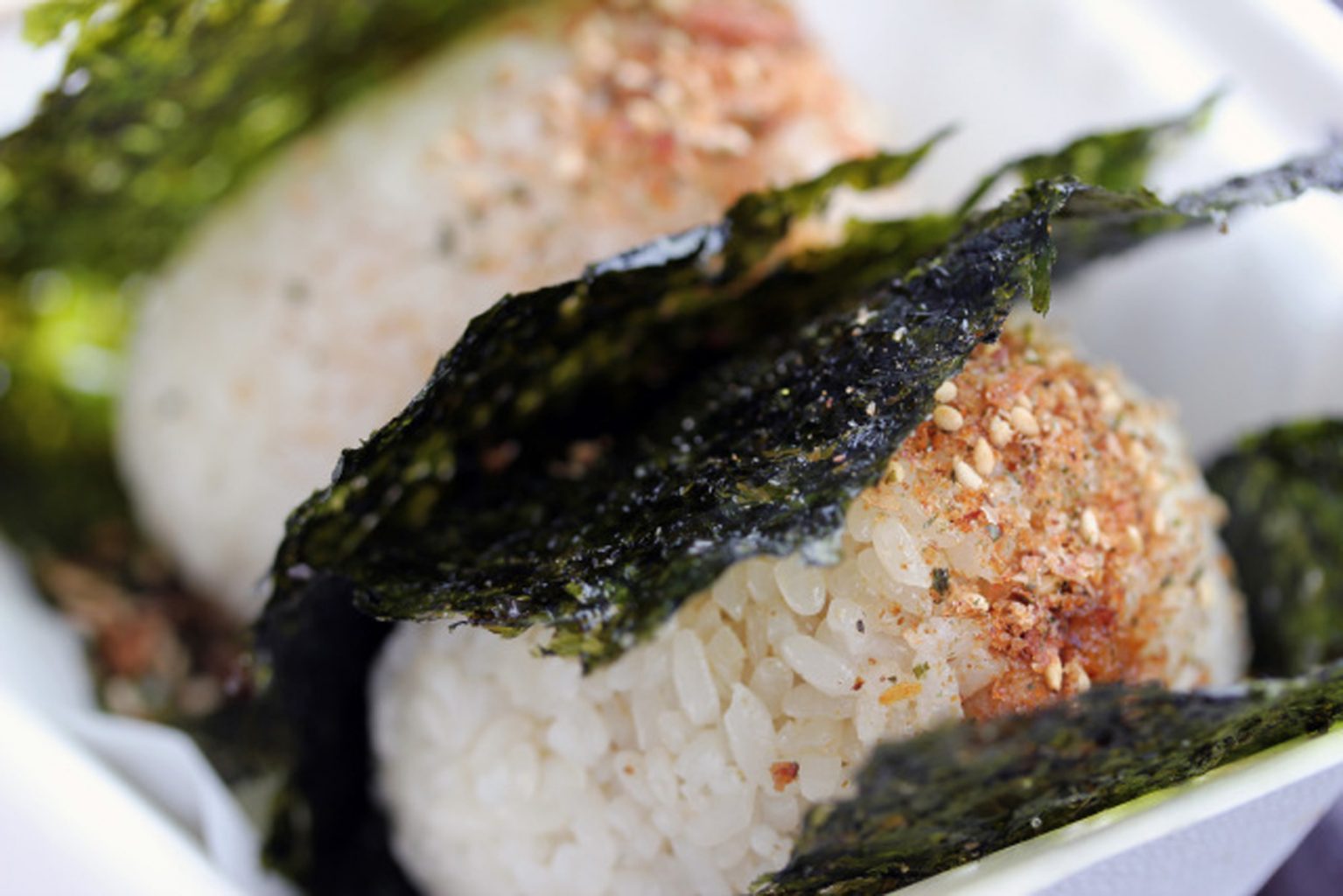 omusubi onigiri japanese rice ball seaweed nori