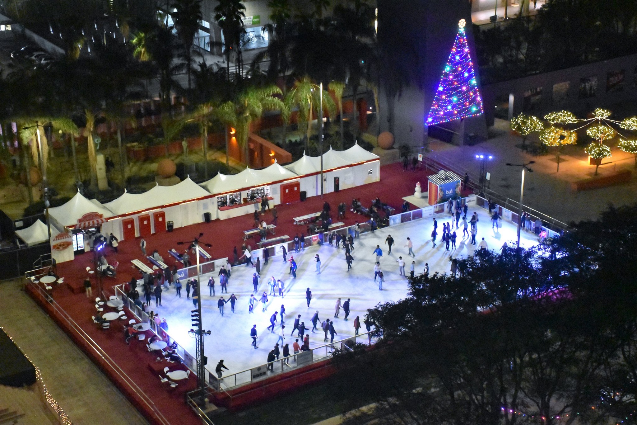How to ice skate in the outfield at Dodger Stadium this holiday season –  Daily News